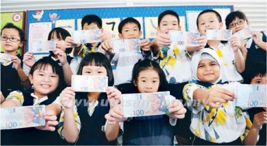 Antara murid sekolah rendah yang menerima baucar RM100.